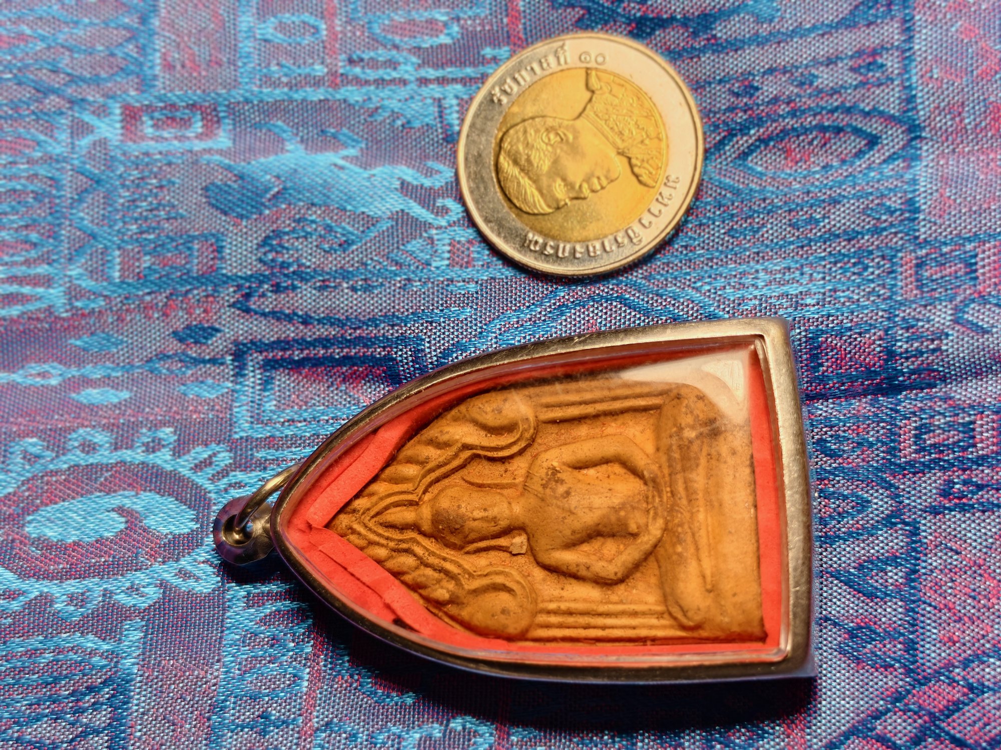 Powder tablet in an arch, red frame, photograph 1