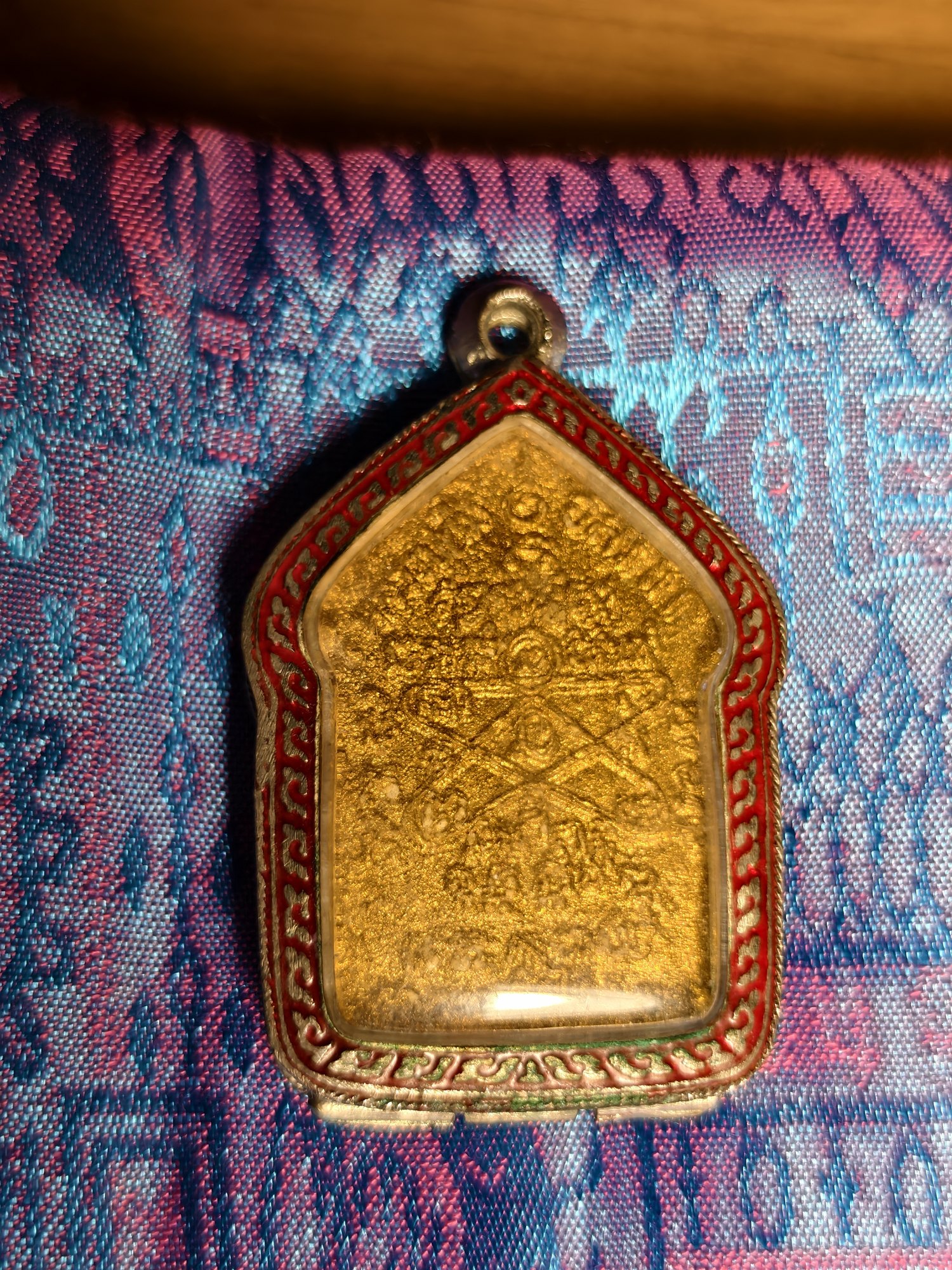 Pentagonal tablet in a red enamel frame, photograph 3