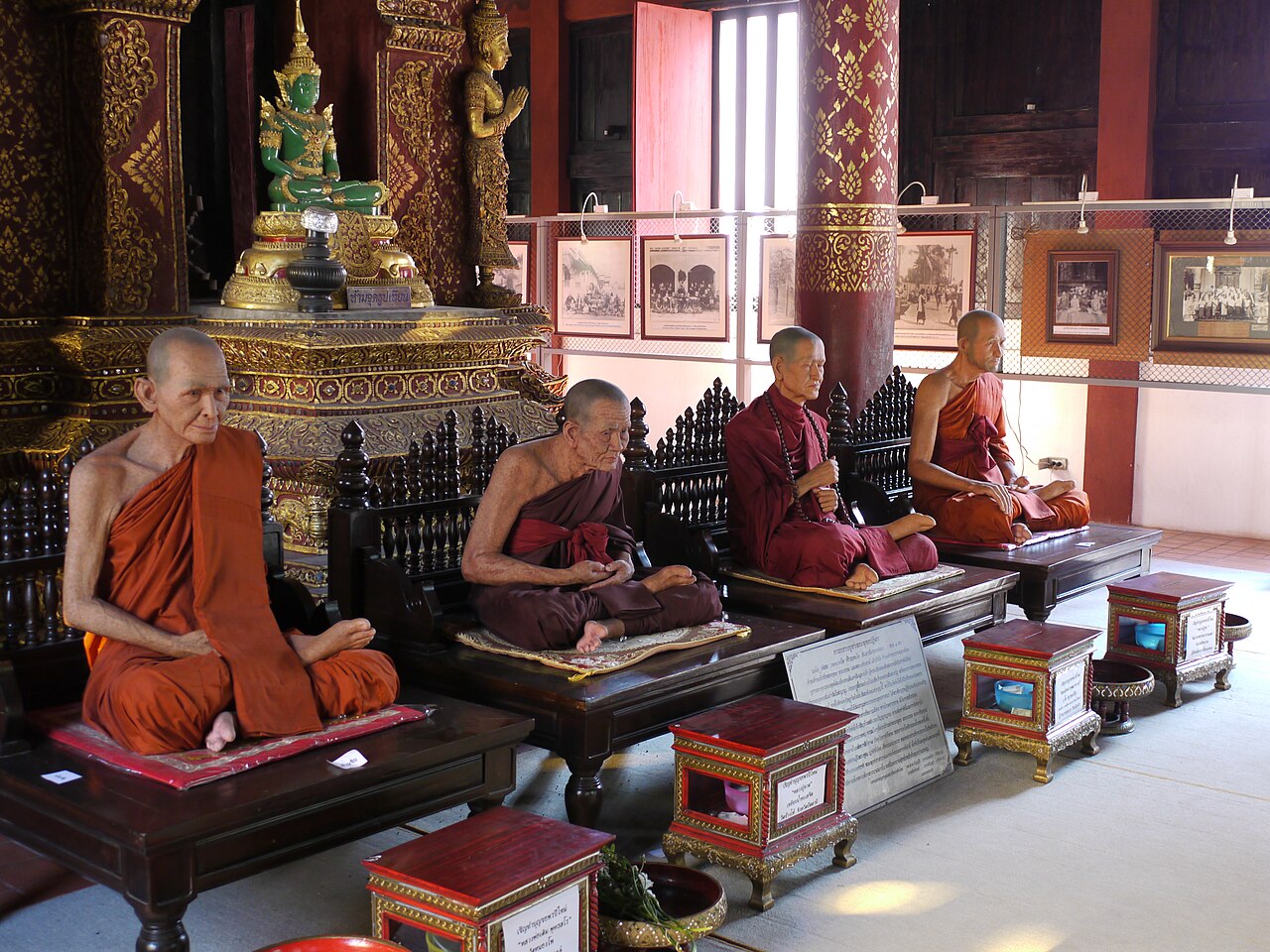 Luang Pu Thuat amulet — Aan de noordelijke zijde van het Ubosot-gebouw, bij de ingang voor nonnen, zijn deze vier wassenbeelden geplaatst. Het b