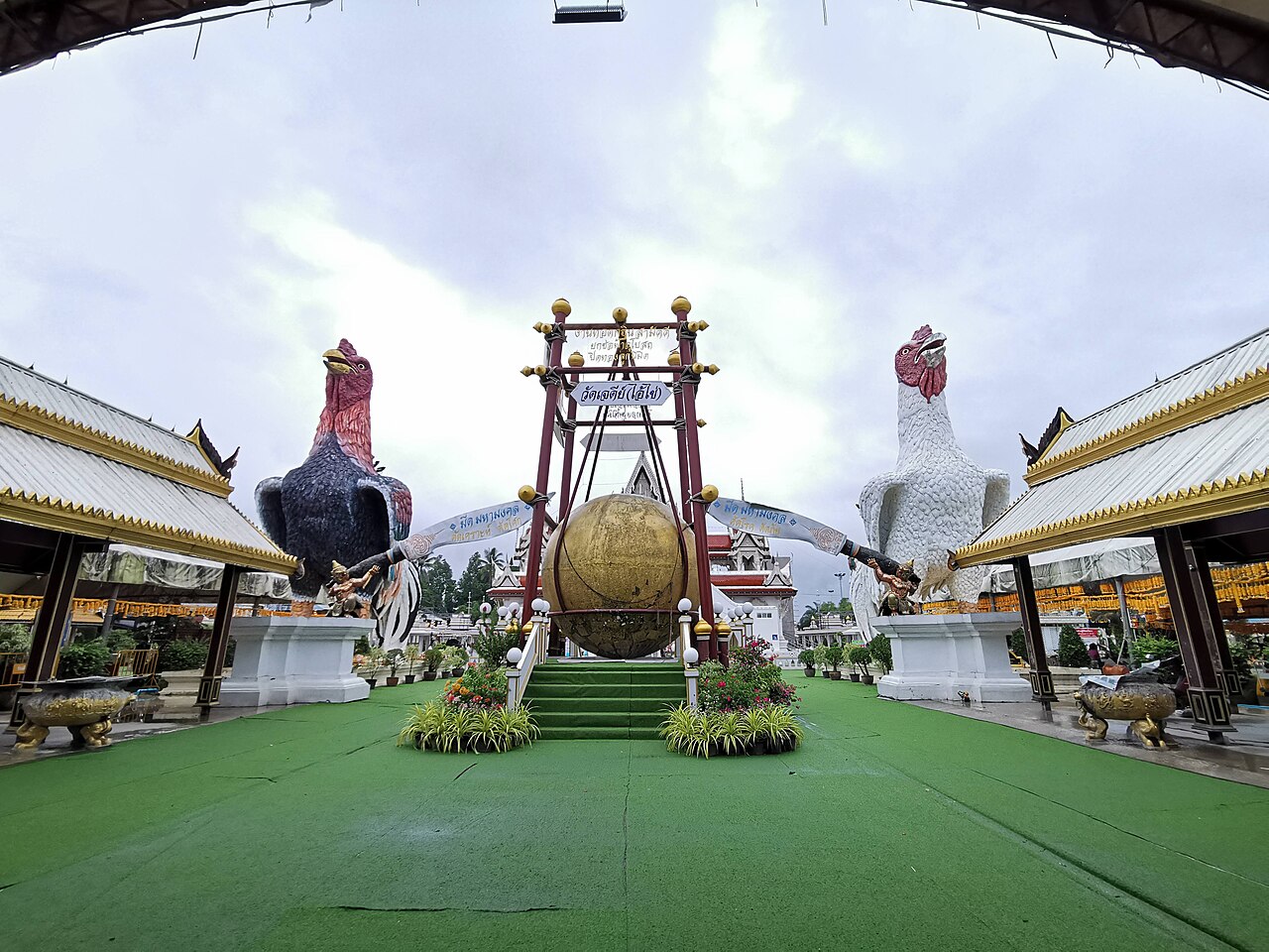Ai Khai (the temple boy of Wat Chedi) — แสดงรูปปั้นไก่ชนขนาดใหญ่สองตัว ที่วัดเจดีย์ (ไอ้ไข่) อำเภอสิชล จังหวัดนครศรีธรรมราช