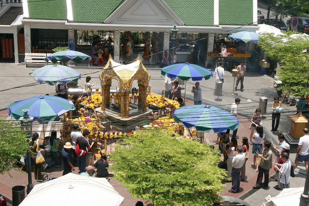 Four-faced Brahma pendant — Erawan shrine in Bangkok, Thailand; view from entrance to the SkyTrain station. Originally uploaded to German wikipedia.