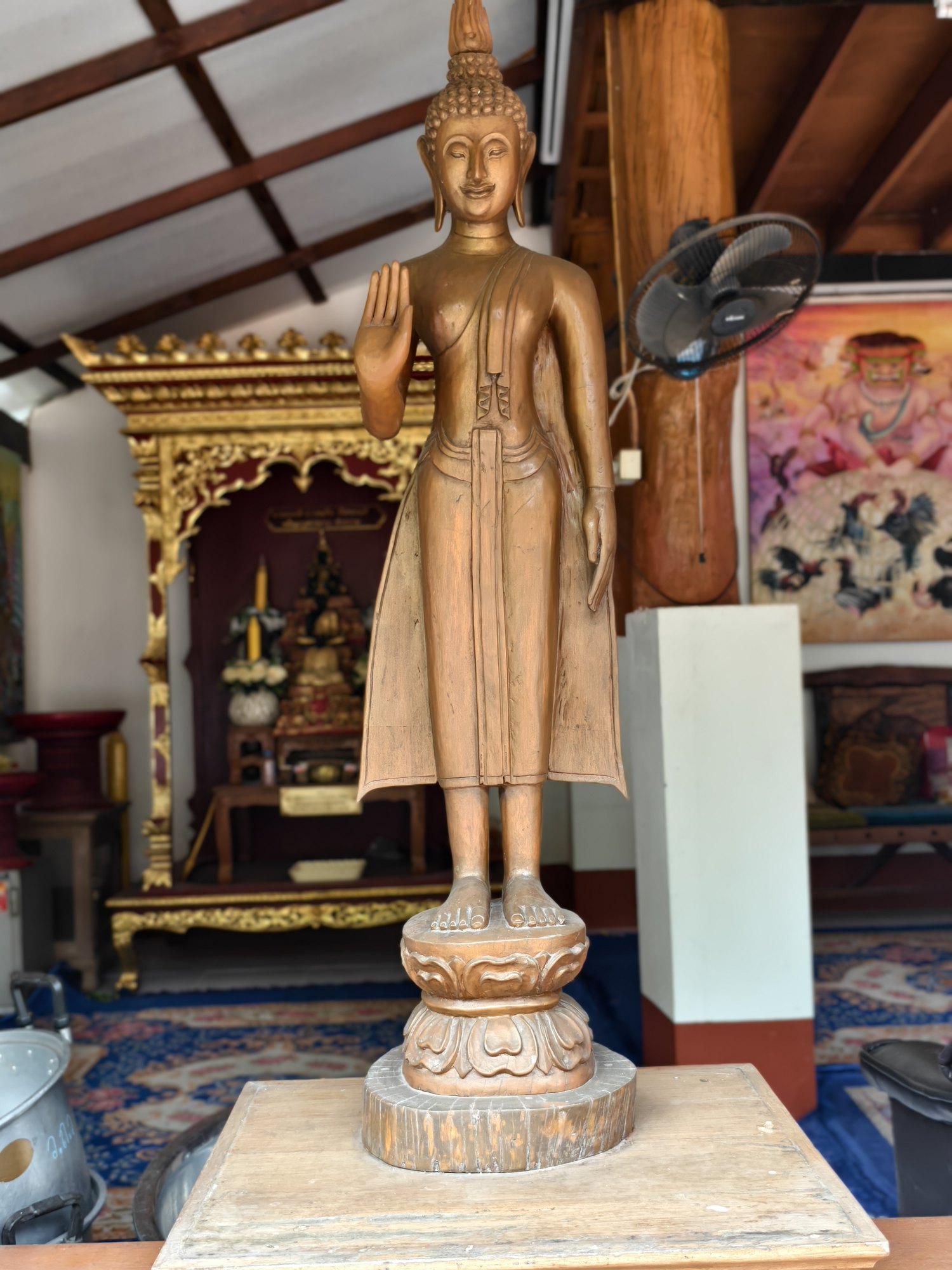 พระประจำวันจันทร์ ปางห้ามญาติ · Buddha of the day: Standing, right palm raised — the Monday posture