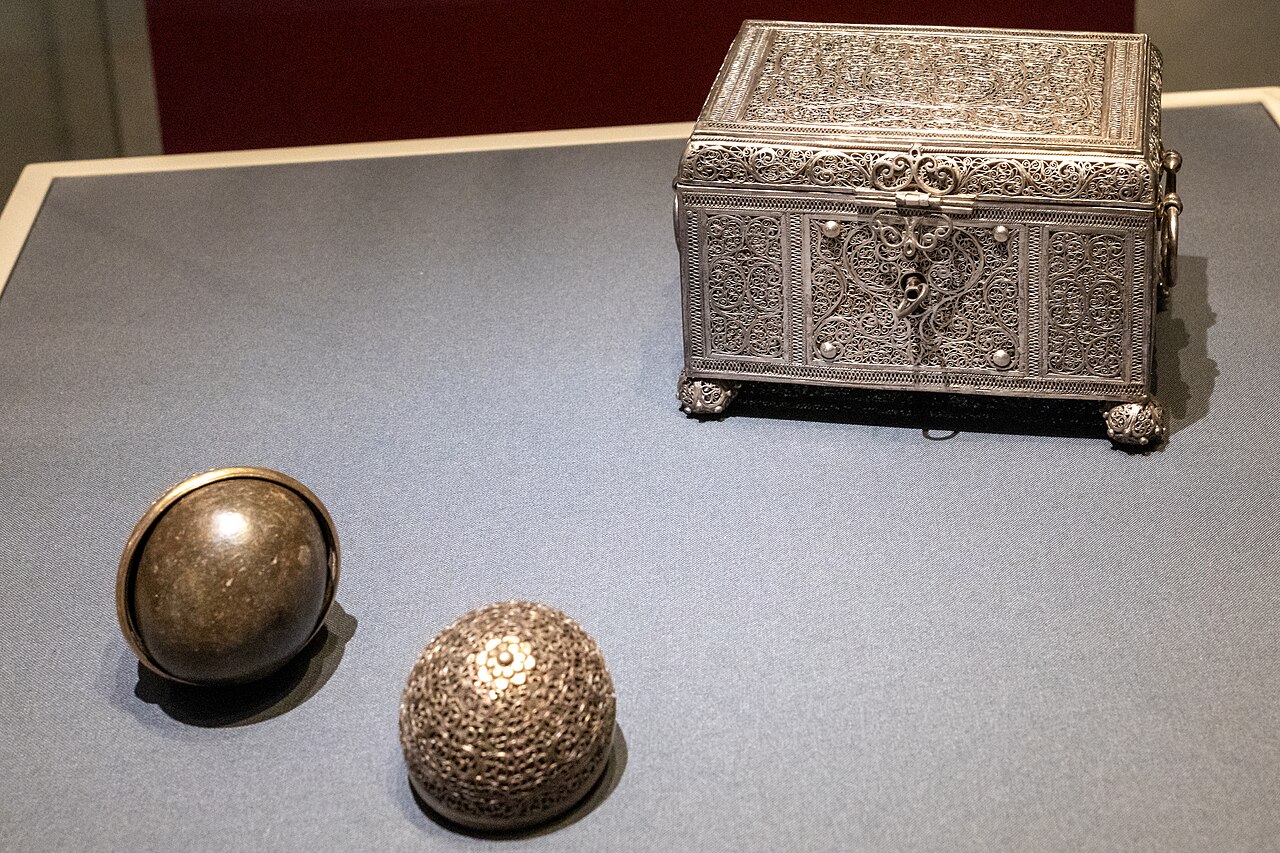 Batu mustika (stones and 'pearls' of inherent power) — Bezoar stone Goa stone? and holder; Box