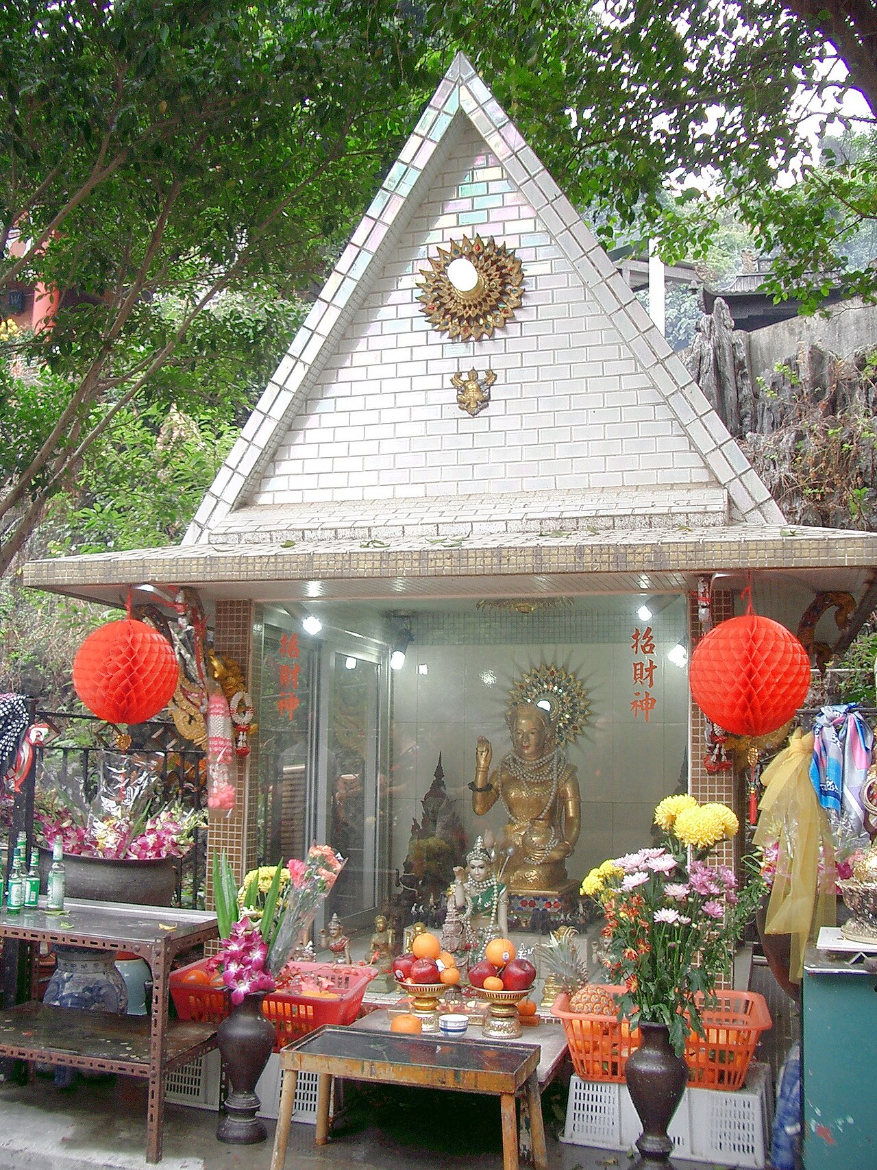 Nang Kwak (the beckoning lady) — Nang Kwak Statue of Koon Ngam Ching Yuen, Sha Tin, New Territories, Hong Kong