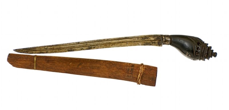 Keris / kris (the heirloom dagger) — Kris. Kris met houten greep en houten schede