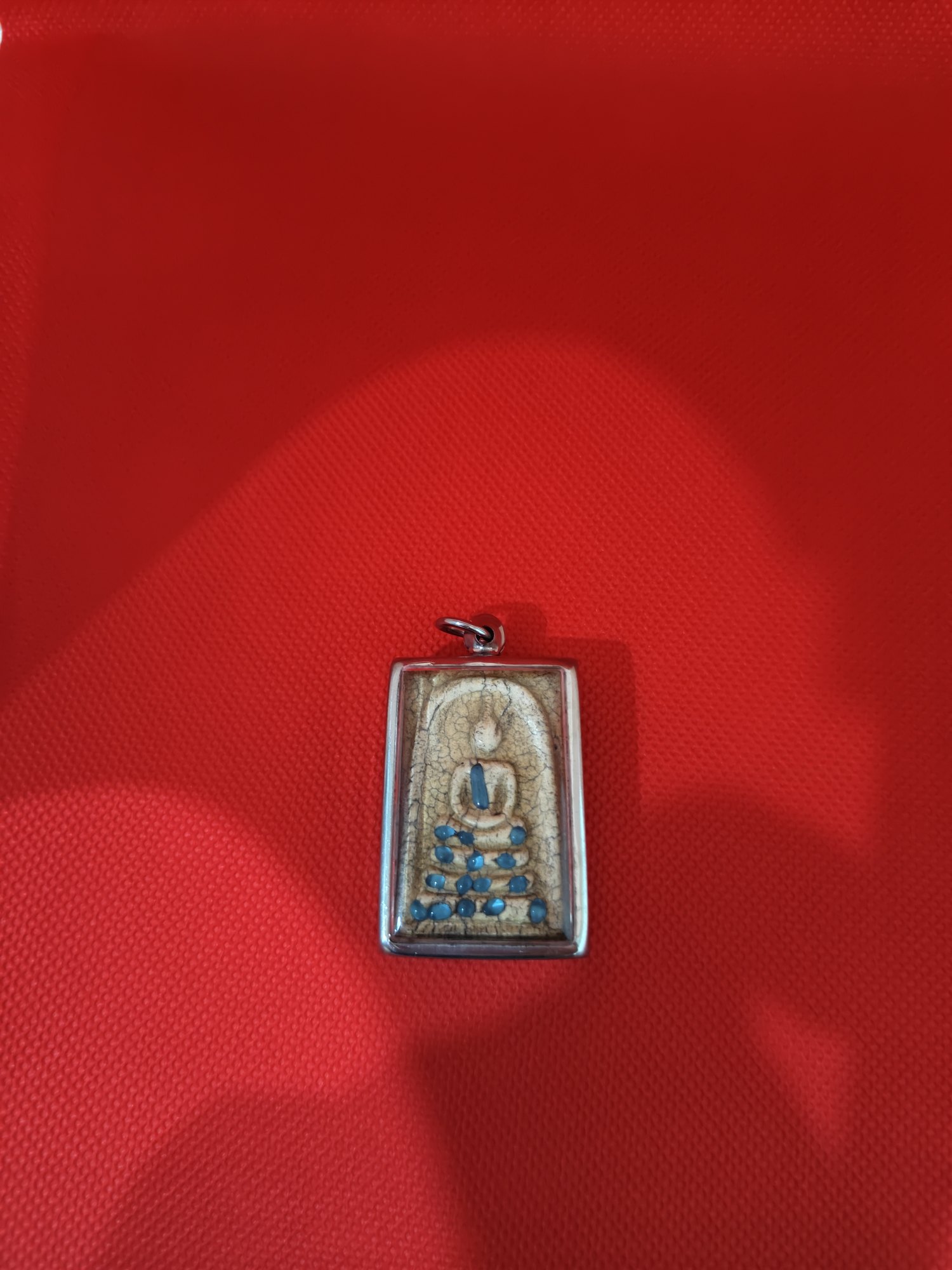 Small seated Buddha with blue inlay, photograph 1