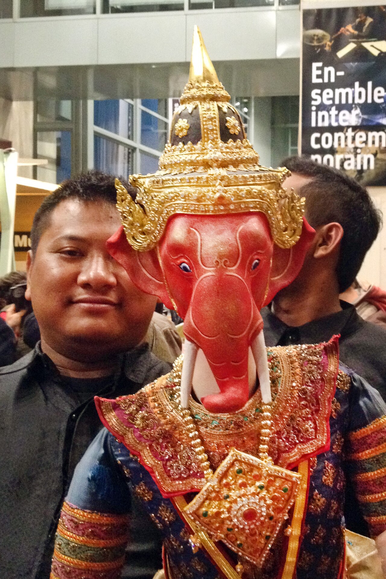 Ganesha pendant — La marionnette du dieu Ganesh avec ses manipulateurs dans le hall de la Cité de la musique après le spectacle
La Double