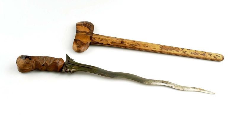 Keris / kris (the heirloom dagger) — Dolk. Stalen kris met houten greep en schede