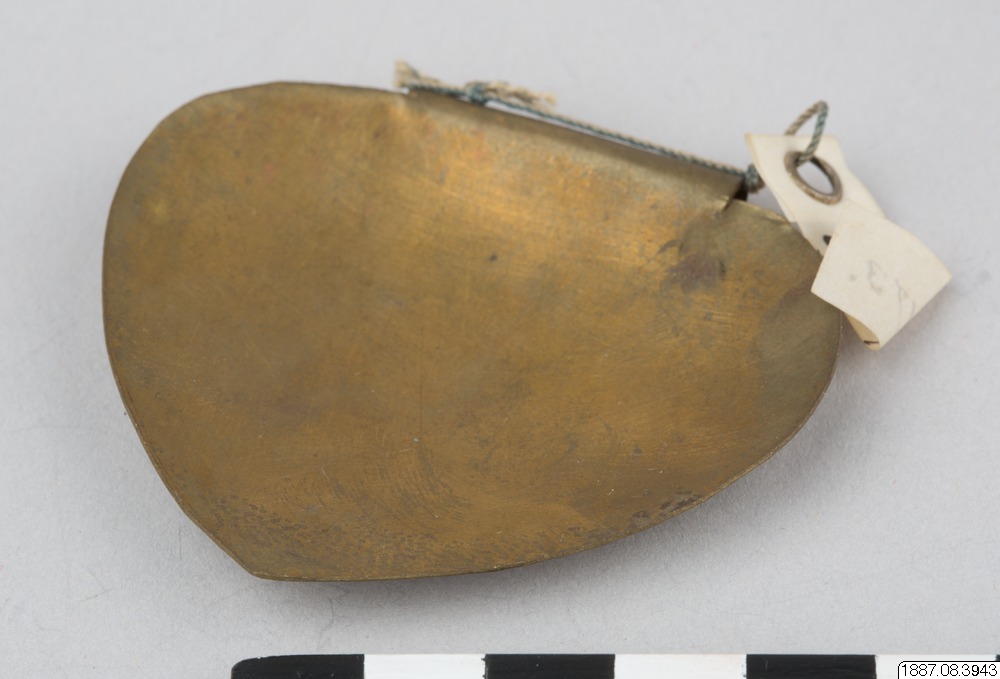 Cha ping (child's modesty plate) — prydnad — girls' heart form