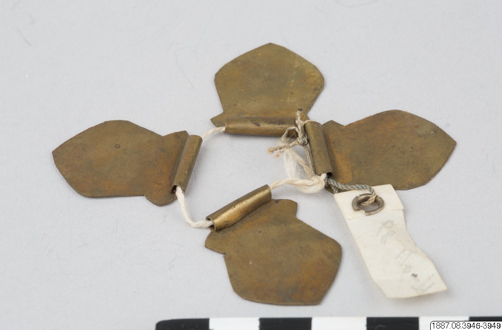 Cha ping (child's modesty plate) — prydnad — girls' heart form