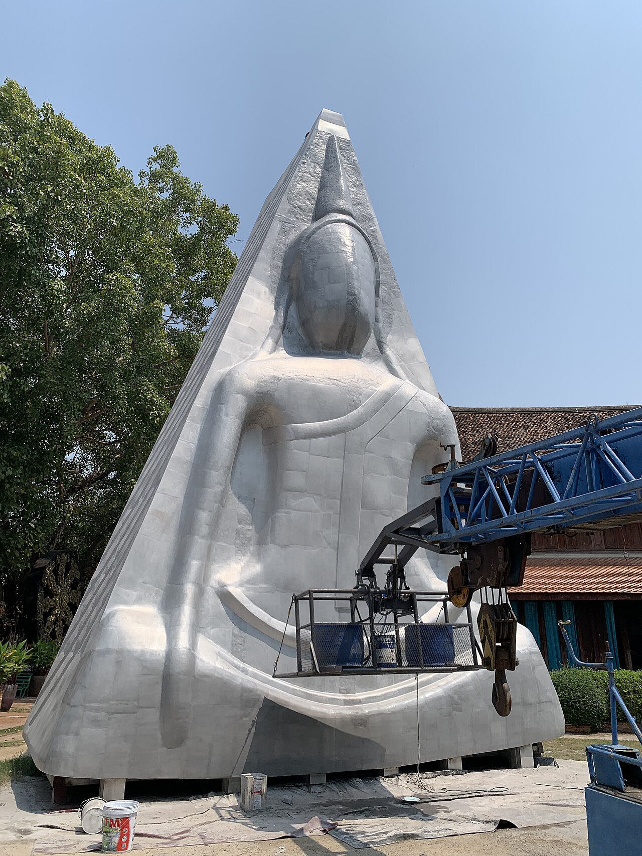 Phra Nang Phaya (Phitsanulok triangular tablet) — พระนางพญา (Phra Nang Phaya) องค์จำลองขนาดใหญ่โต ตั้งชั่วคราวอยู่ที่วัดราชบูรณะ พิษณุโลก ก่อนย้ายไปประดิษฐานในจุดที่วางแผ