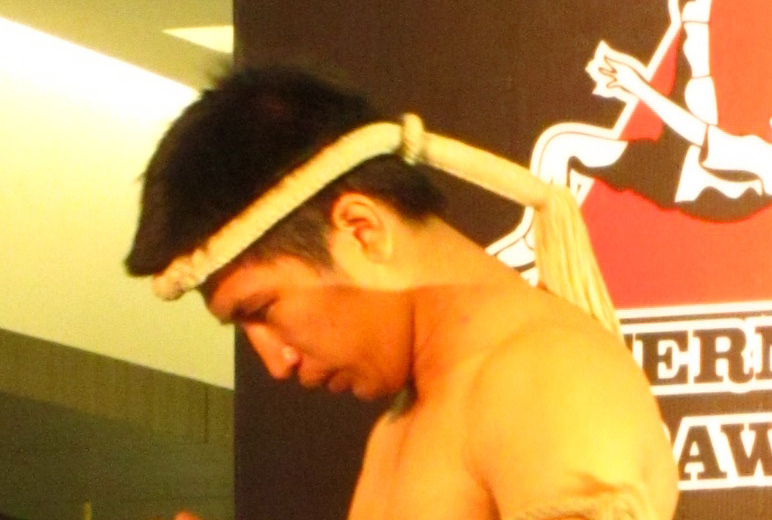 Prachiat (yantra head-cloth / armband) — Muay Thai Kämpfer mit Mongkon