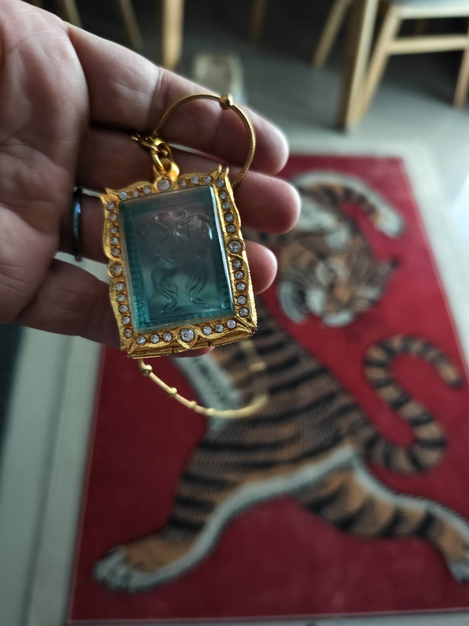 กรอบกระจกสีฟ้า · Blue glass frame