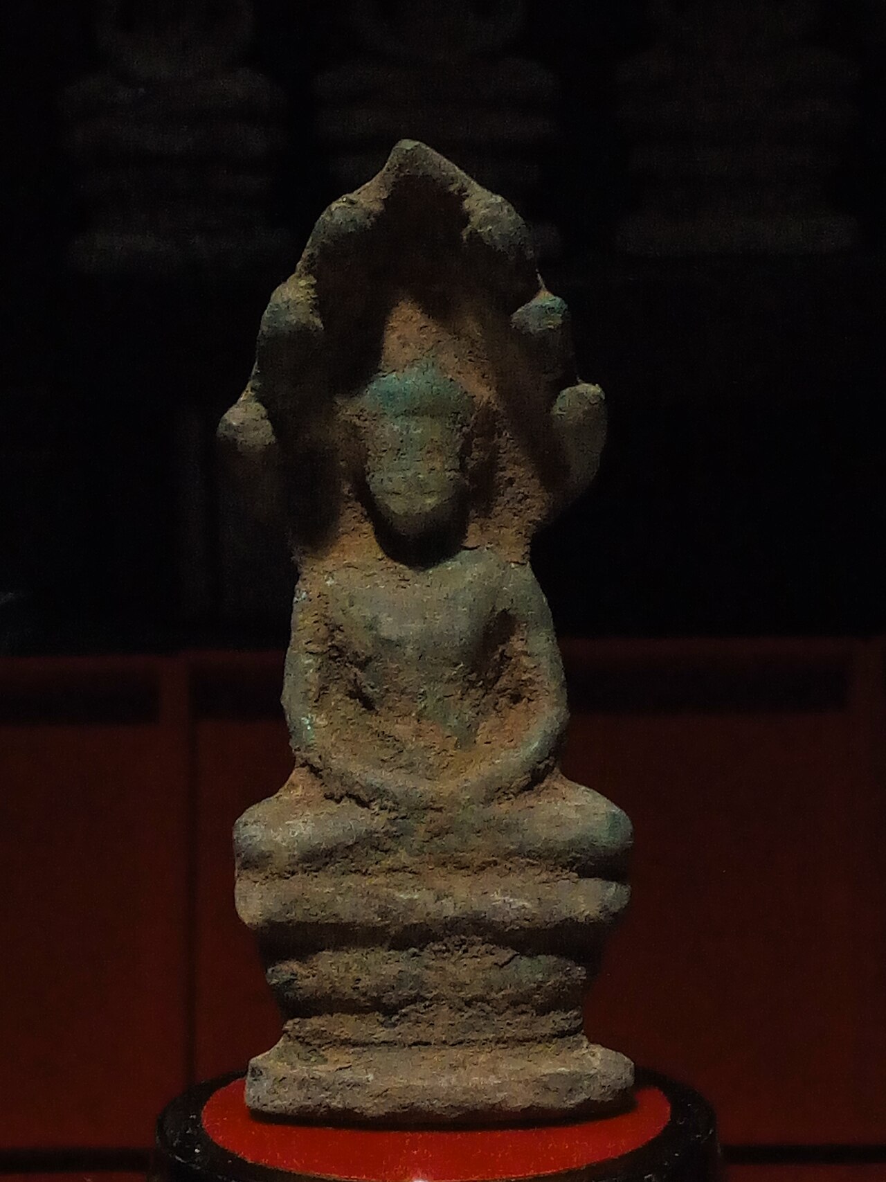 Naga pendant — เนื้อพระและสีของพระนาดูน
เนื้อพระนาดูนแบ่งออกได้หลายชนิด
1. ชนิดเนื้อดินเผา ลักษณะการเผาคือ เผากลางแจ้ง จะมีลักษณะเหมือน