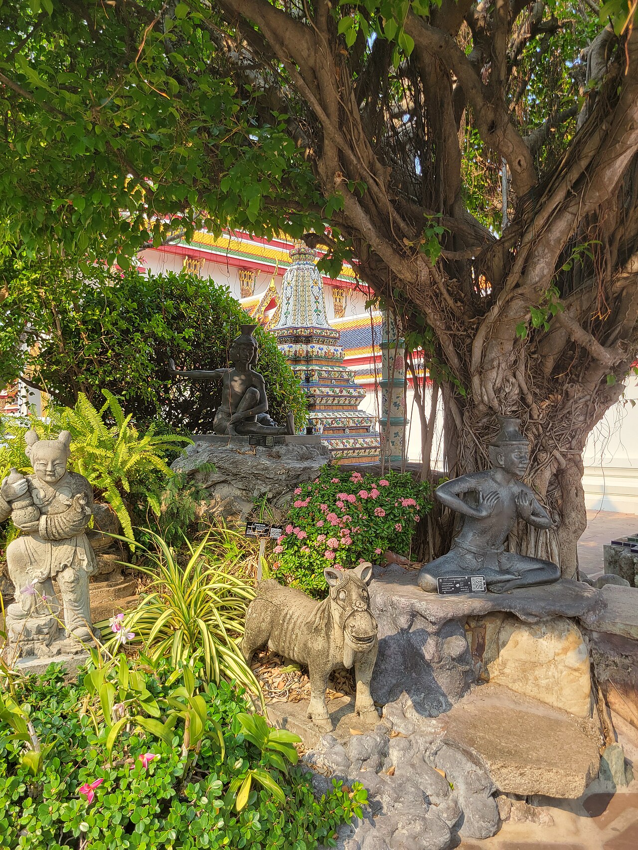 Phra Lersi figure (the hermit-teacher) — Cheval, ermites (sages / ruesis / rishis / brahmanes) et autre statue