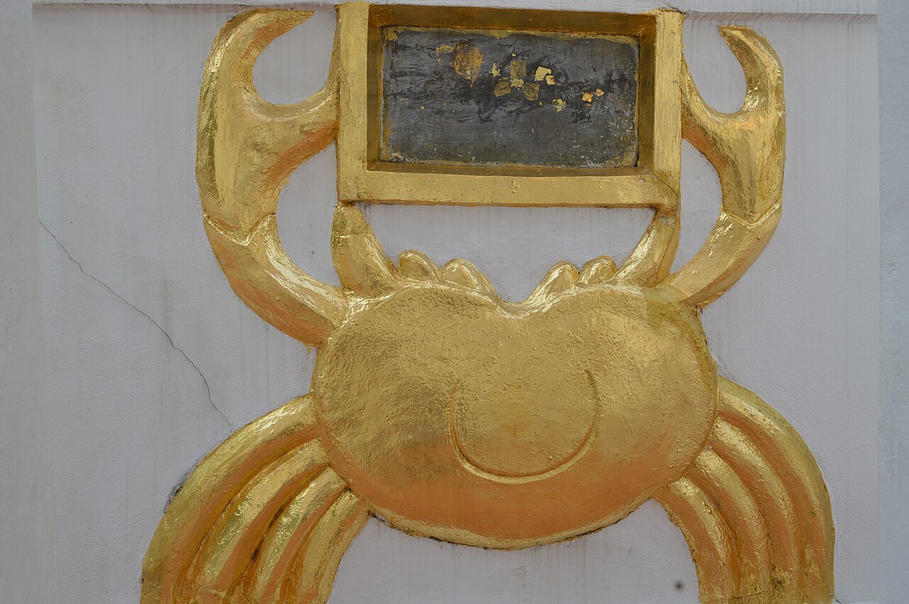 Lanna yantra (Tai Tham script) — แผ่นจารึกอักษรธรรมล้านนาของครูบานันตา(พระครูญาณวิลาศ) พ.ศ.2446 ติดด้านหน้าฐานพระธาตุขวยปู