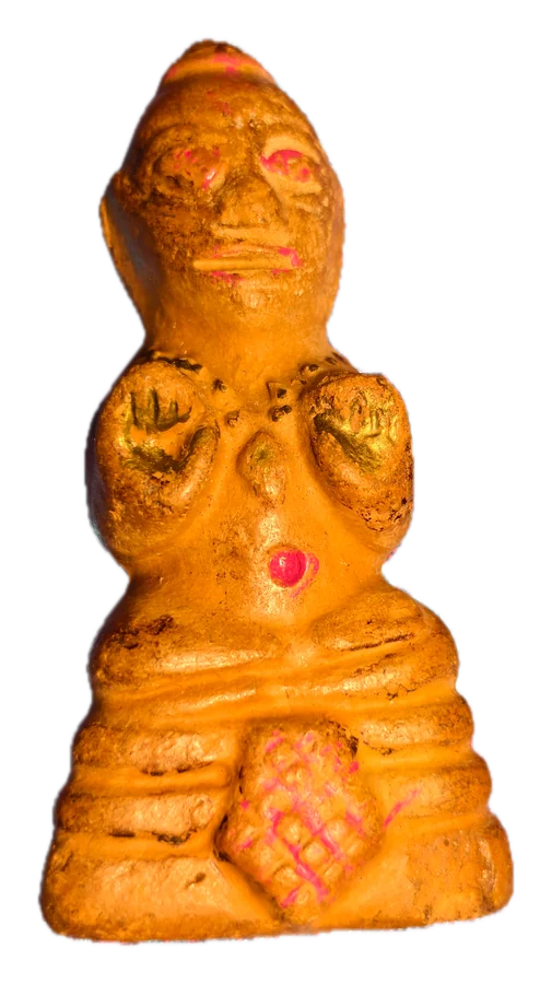 รูปนั่ง เนื้อดิน แต้มชาด · Seated clay figure with a red mark