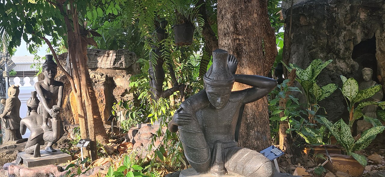Phra Lersi figure (the hermit-teacher) — Ermites et sages ruesi