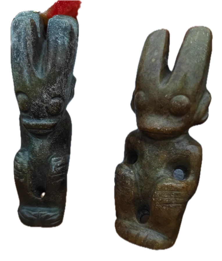 รูปเทพสุริยะ แบบหงซาน · Hongshan-style “sun god” figures