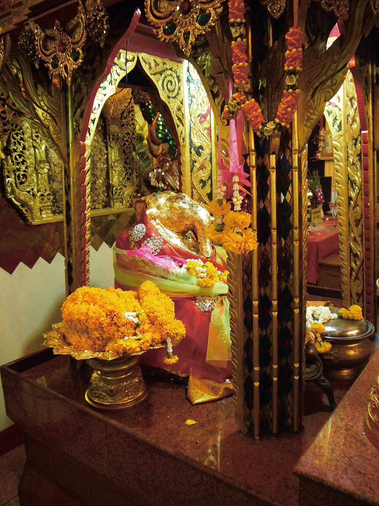 Ganesha pendant — This is a photo of a monument in Thailand identified by the ID