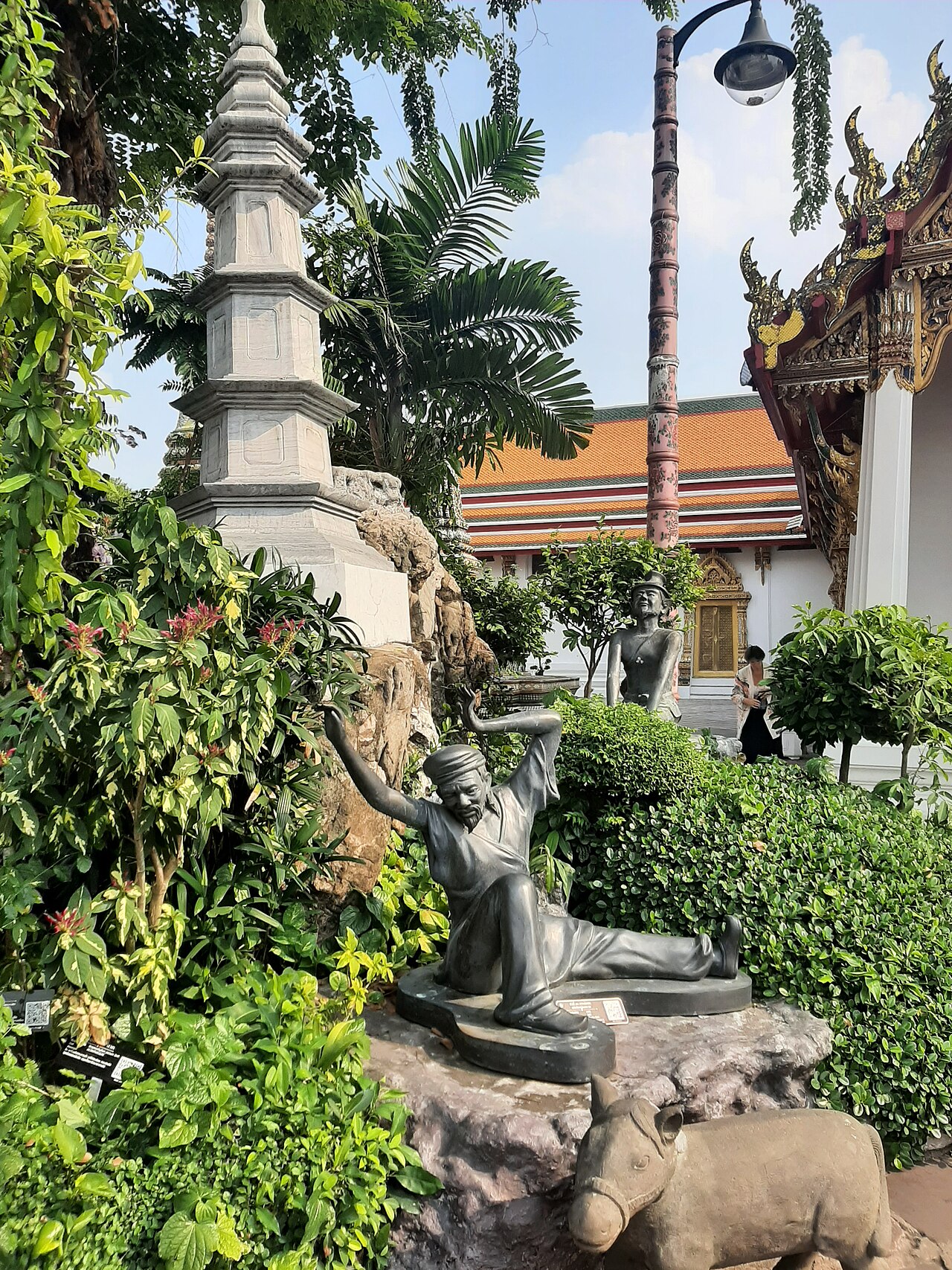 Phra Lersi figure (the hermit-teacher) — Cheval et ermite (sage / ruesi / rishi / brahmane)