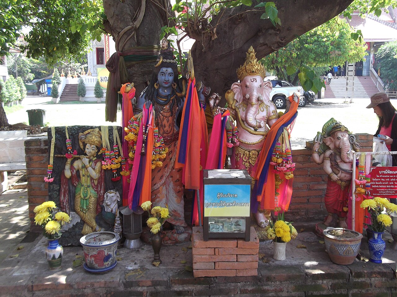 Ganesha pendant — This is a photo of a monument in Thailand identified by the ID