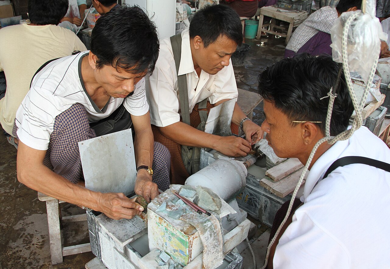 Burmese jadeite Buddha pendant — Jade market in Mandalay in Myanmar.