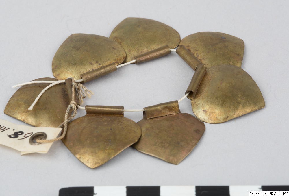 Cha ping (child's modesty plate) — prydnad — girls' heart form