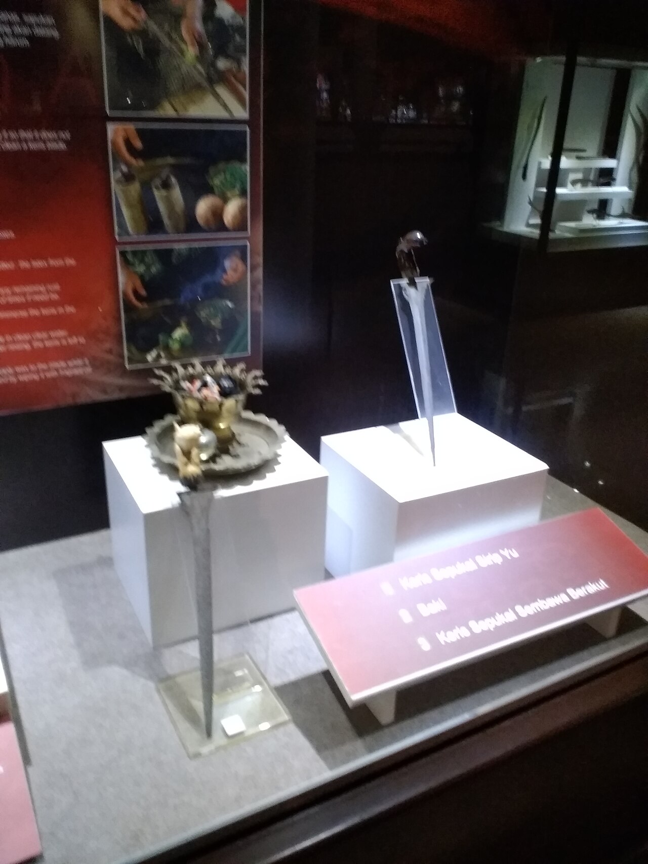 Keris / kris (the heirloom dagger) — Alatan untuk mencuci keris yang dipamerkan di Muzium Negeri Terengganu.