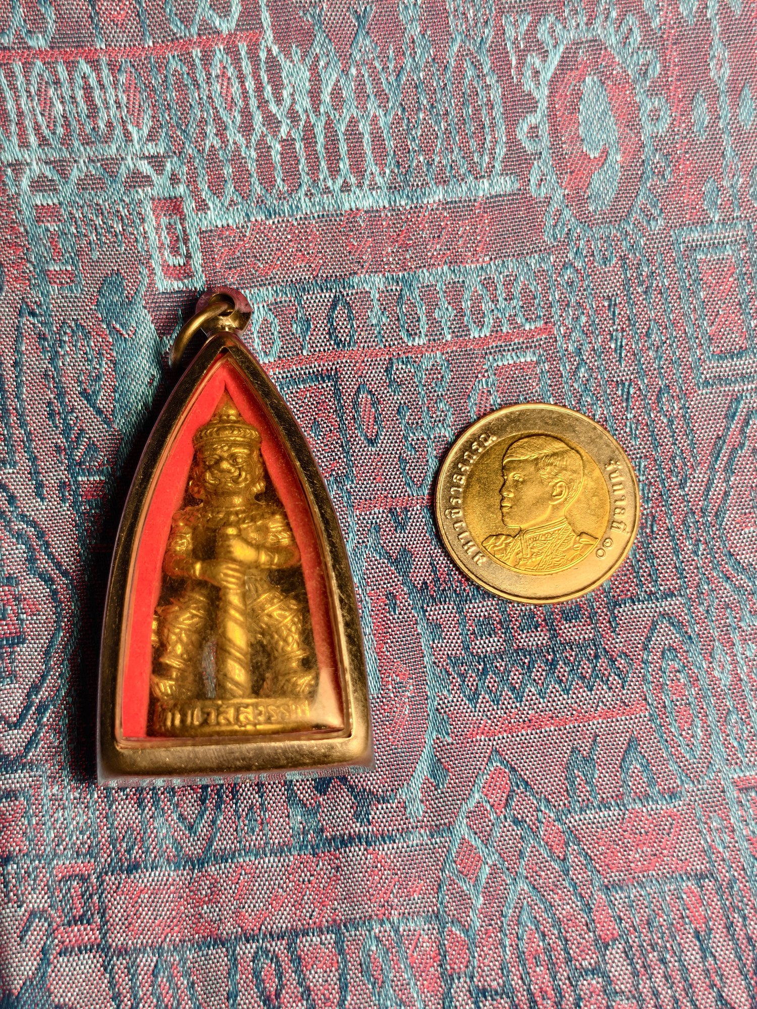 Gilt figure in a red arch, photograph 1