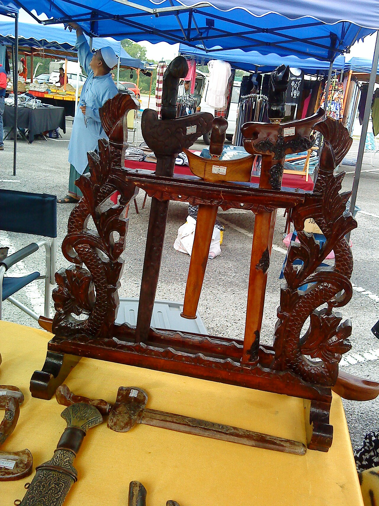 Keris / kris (the heirloom dagger) — Keris yang dijual di pasar tani.
