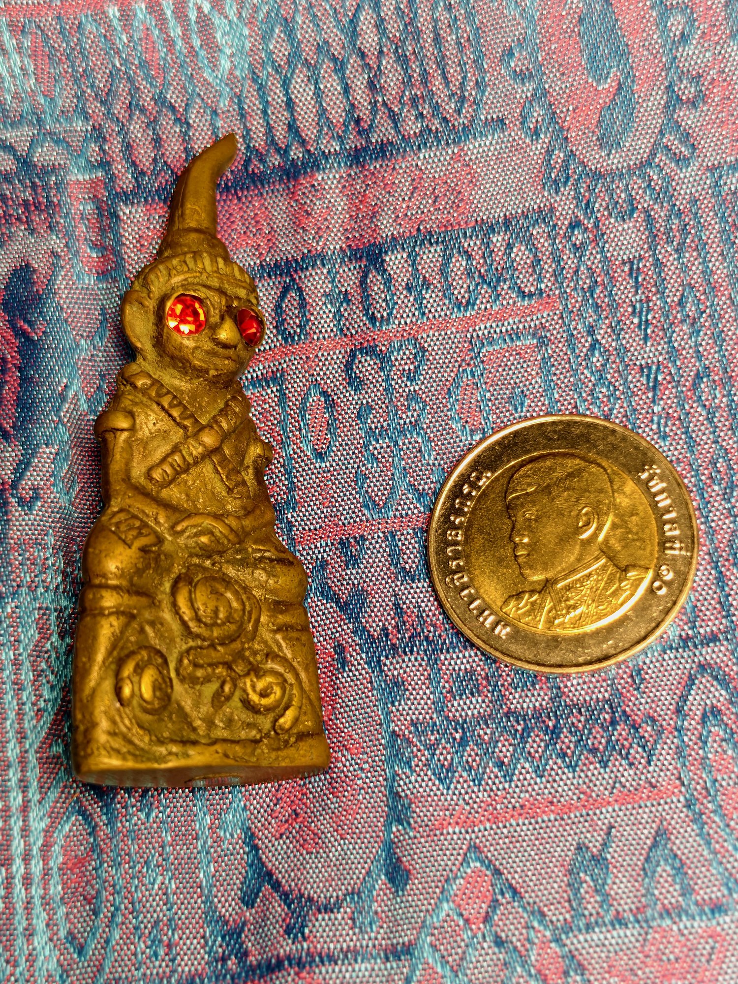 Ngang, gilt, red eyes, photograph 1