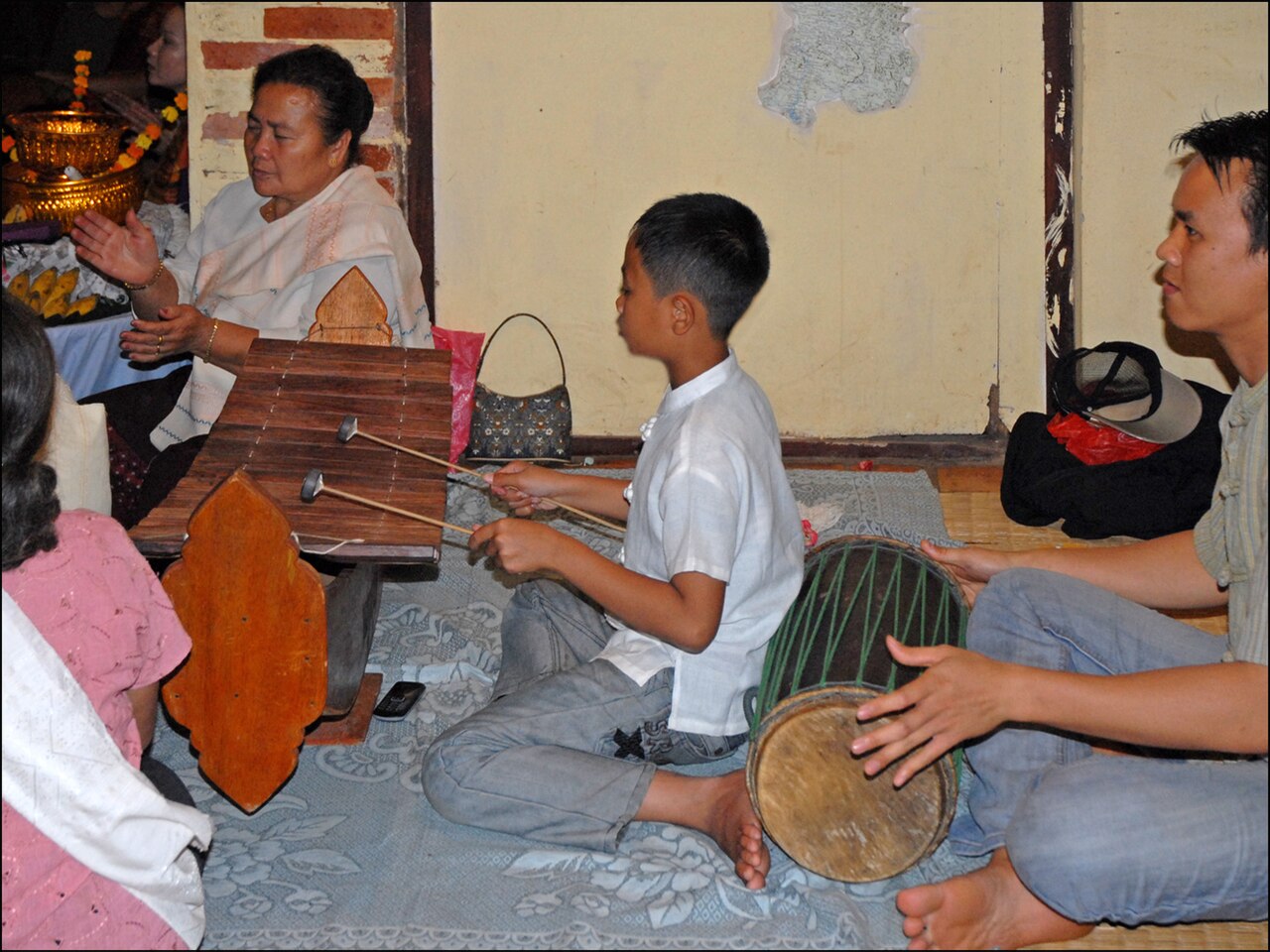 Sai sin (blessed cotton thread) — Musiciens accompagnant les danses traditionnelles du Laos après la cérémonie du Baci.

L'orchestre est composé de chante
