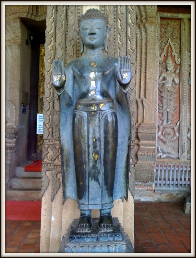 Phra Bang pendant (copies of the Lao palladium) — Ce geste du Bouddha est celui de l'absence de crainte (Abhaya-Mudrā). C'est la position du Phra Bang, la statue Palladiu