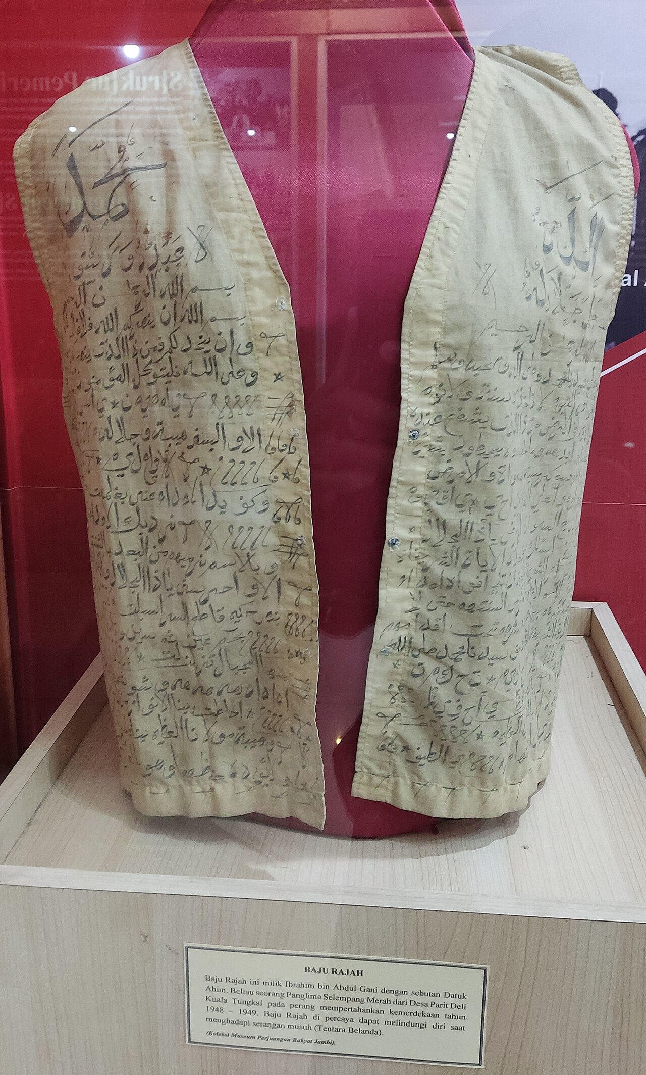 Jimat / azimat (Islamic-Malay written amulet) — Baju Rajah ini milik Ibrahim bin Abdul Gani dengan sebutan Datuk Ahim. Ia seorang Panglima Selempang Merah dari Desa Par