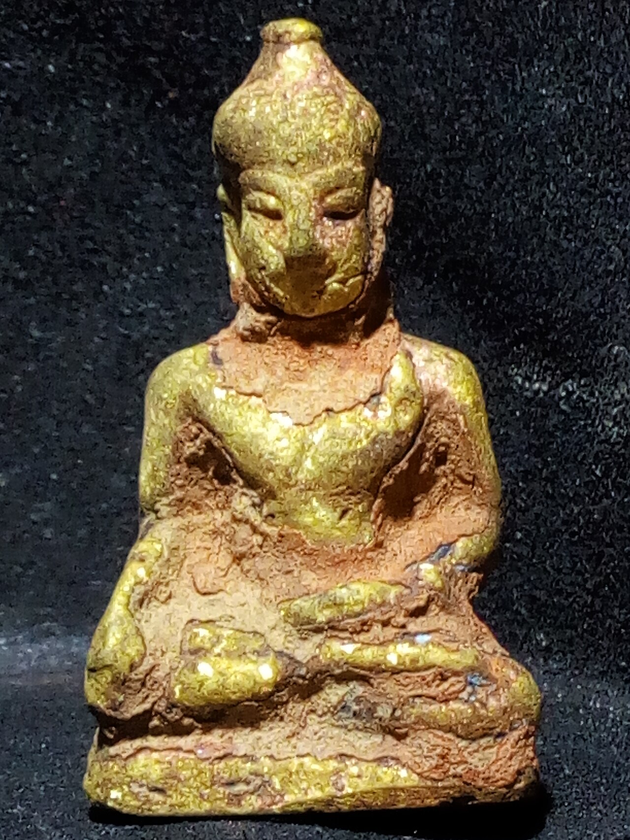 Phra Kru (cache-find amulet) — พระเชียงแสน สิงห์๑ กรุวัดป่ายาง เนื้อสัมฤทธิ์โชค หรือสัมฤทธิ์เหลือง (องค์นี้แก่ทอง)