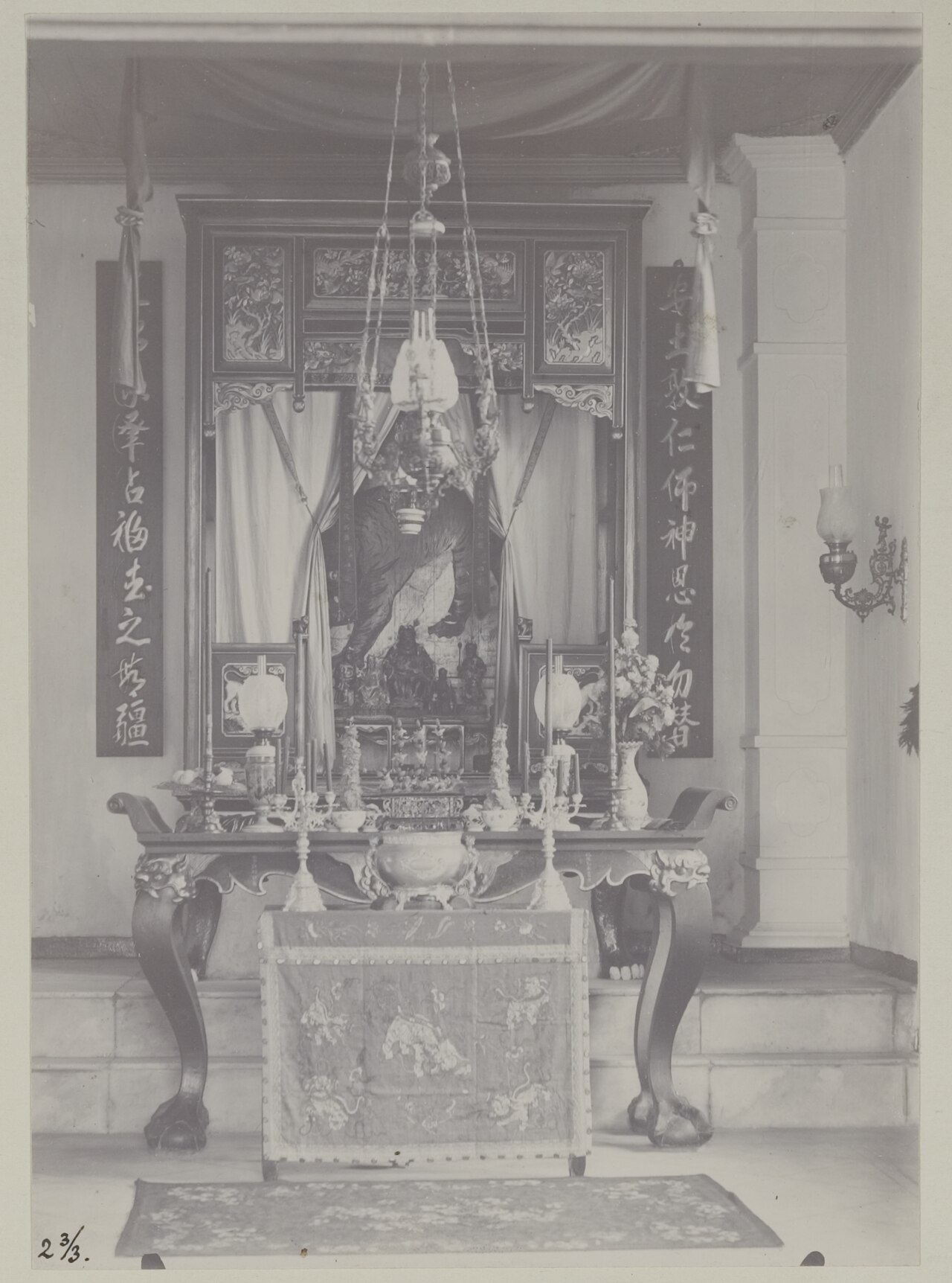 Tua Pek Kong medallion — Title: Altaar van Thoa Peh Hong, god van de aarde, in een Chinese tempel te AmbonShelfmark: KITLV 7560Subject (topical):
