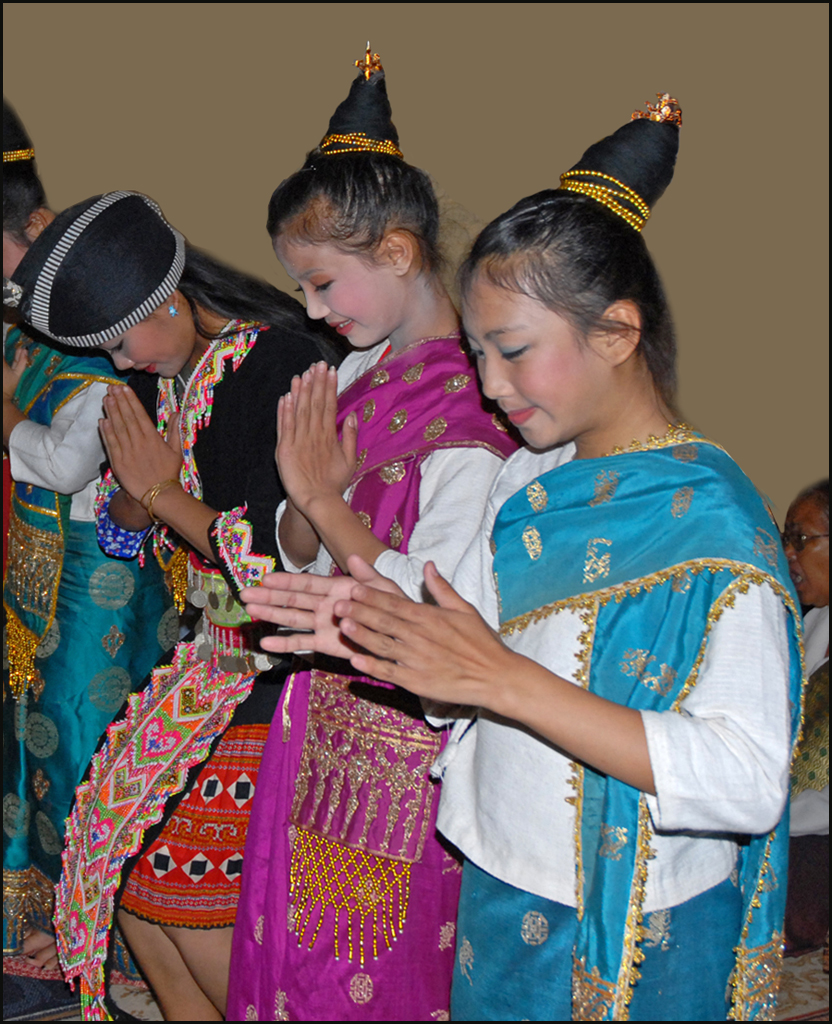 Sai sin (blessed cotton thread) — Salut final des danseuses  traditionnelles du Laos après la cérémonie du Baci.