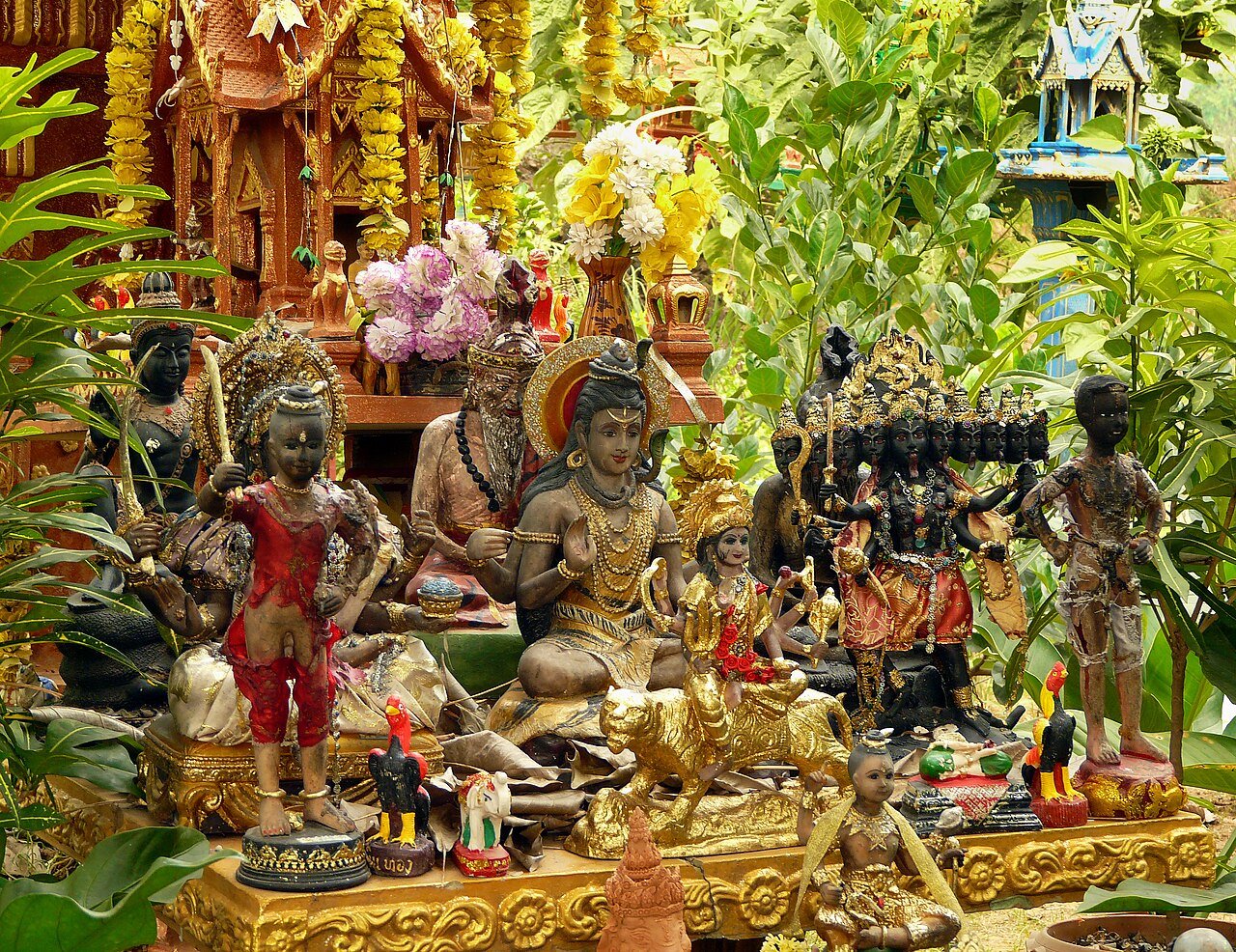 Kuman Thong (raised child-spirit) — Bereich mit vielen Gesiterhäuschen am Wat Rat Satthatham im Amphoe Mueang Sukhothai