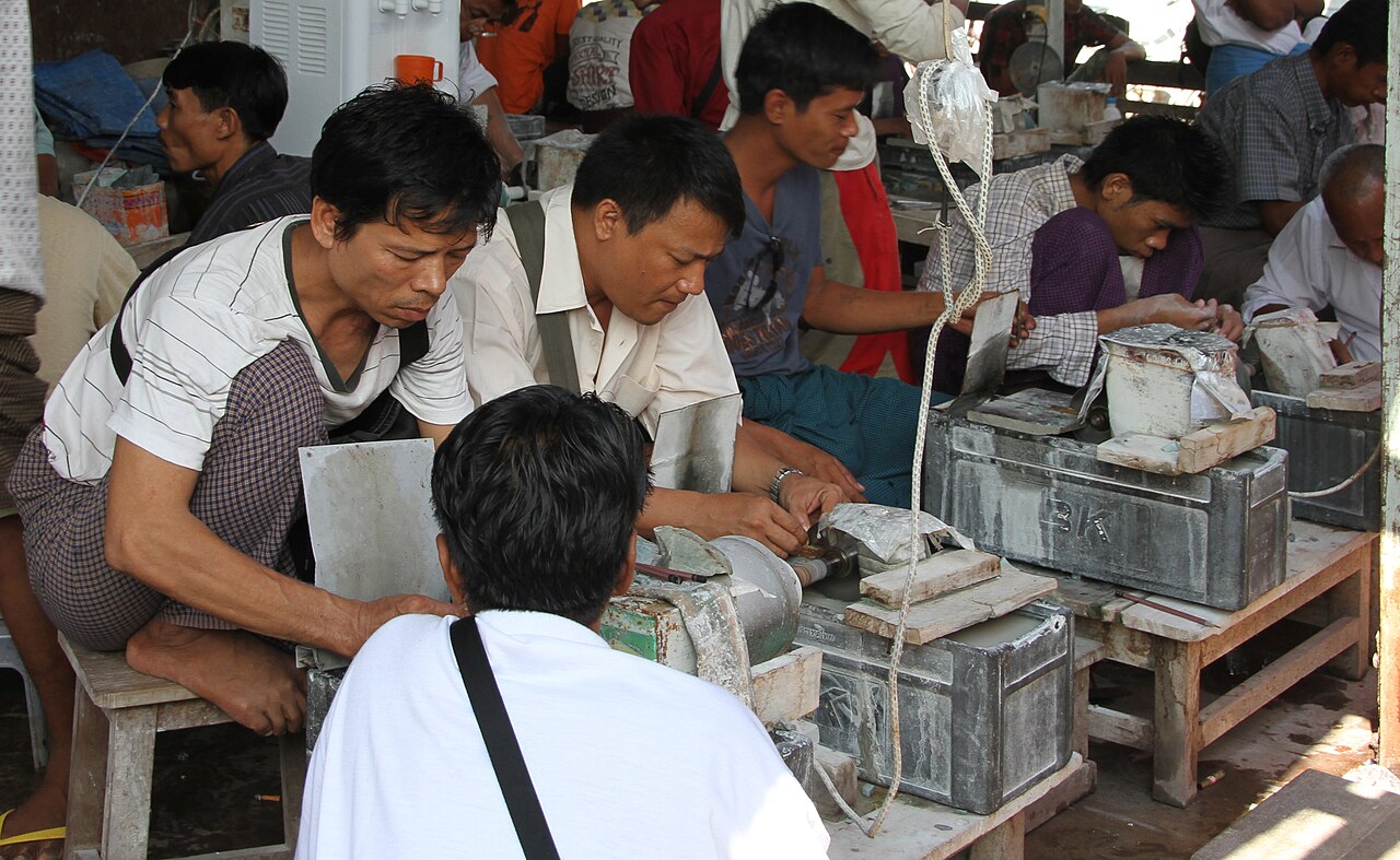 Burmese jadeite Buddha pendant — Jade market in Mandalay in Myanmar.