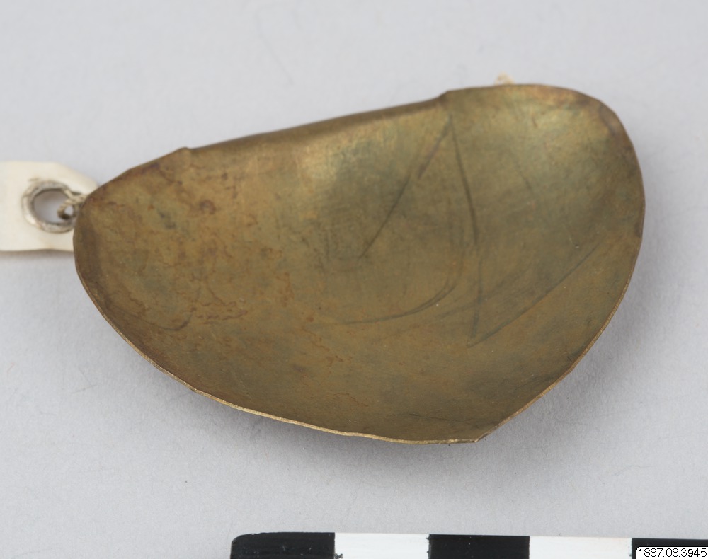 Cha ping (child's modesty plate) — prydnad — girls' heart form