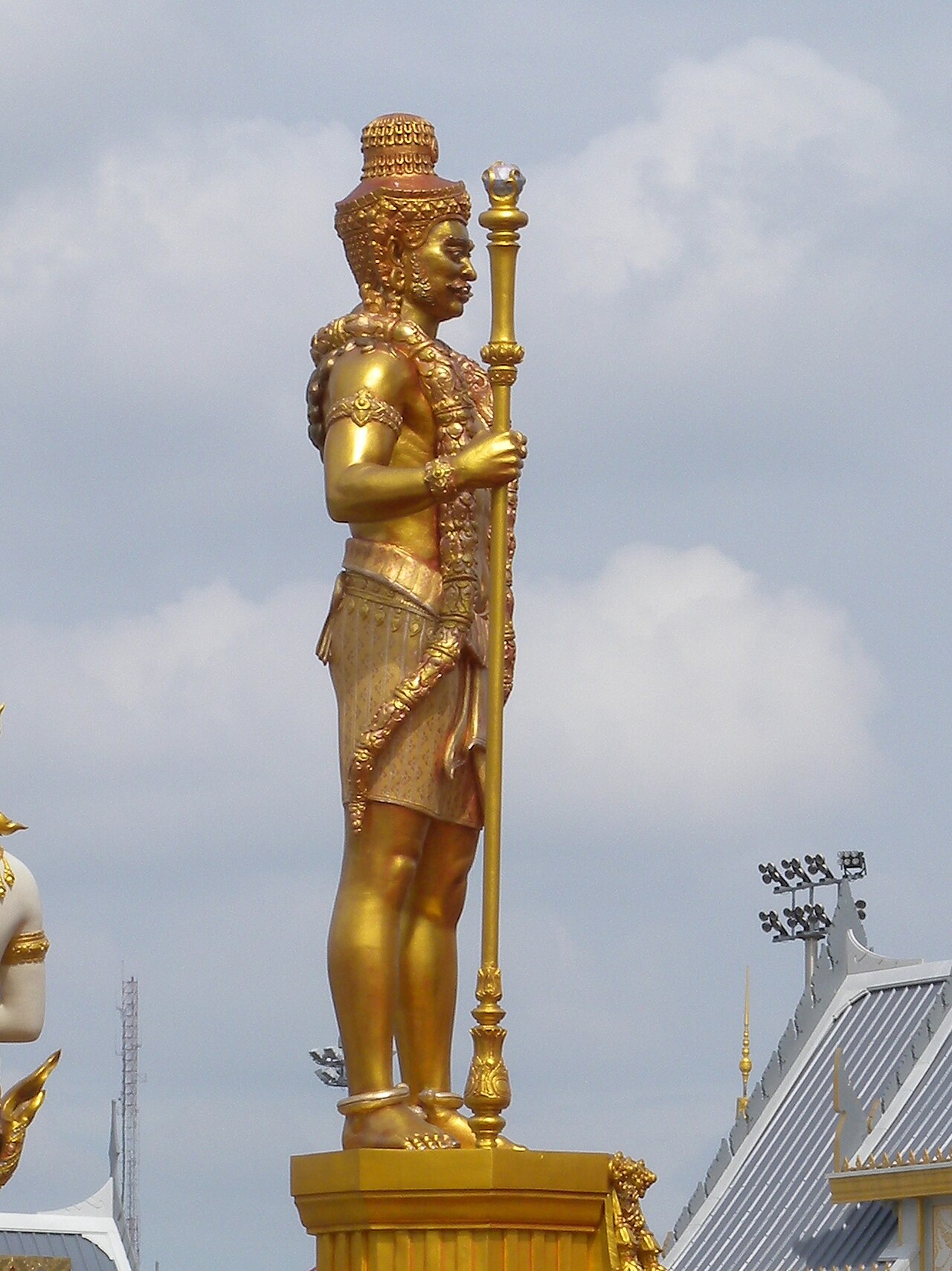 Thao Wessuwan (guardian-king of the yaksha) — ประติมากรรมรูปพระเวสสุวัณ จตุโลกบาลประจำทิศเหนือ มองจากด้านขวา ติดตั้งที่ฐานชาลาชั้นที่ 1 ขององค์พระเมรุมาศสำหรับพระราชพ