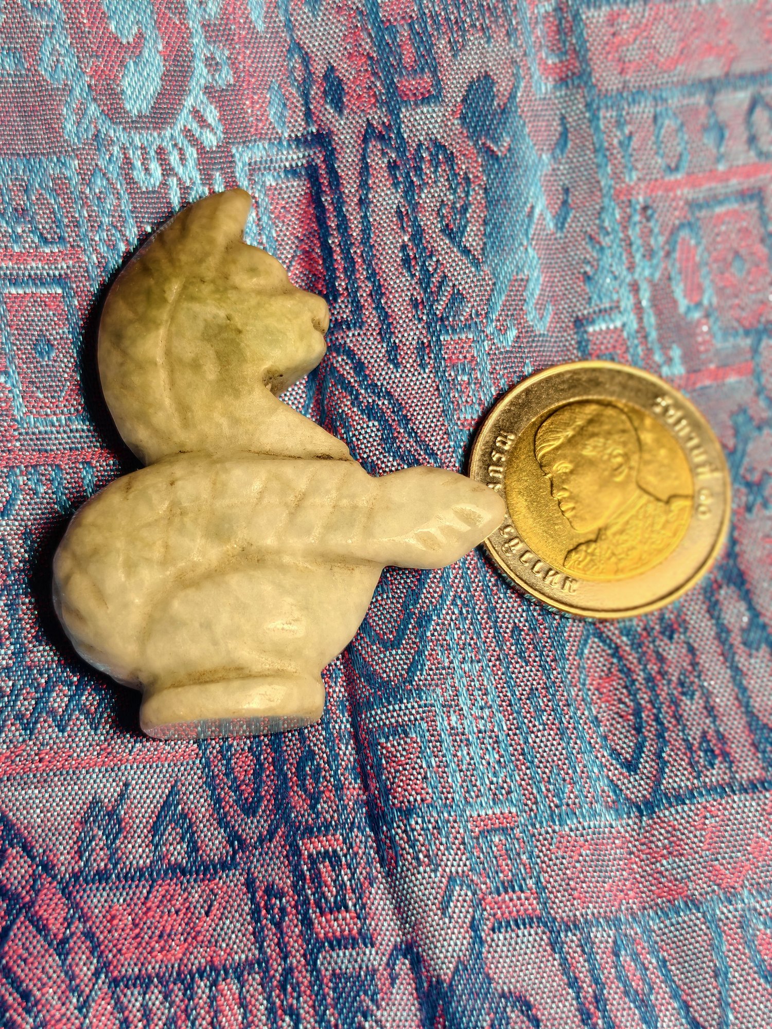 Carved jade creature, photograph 1