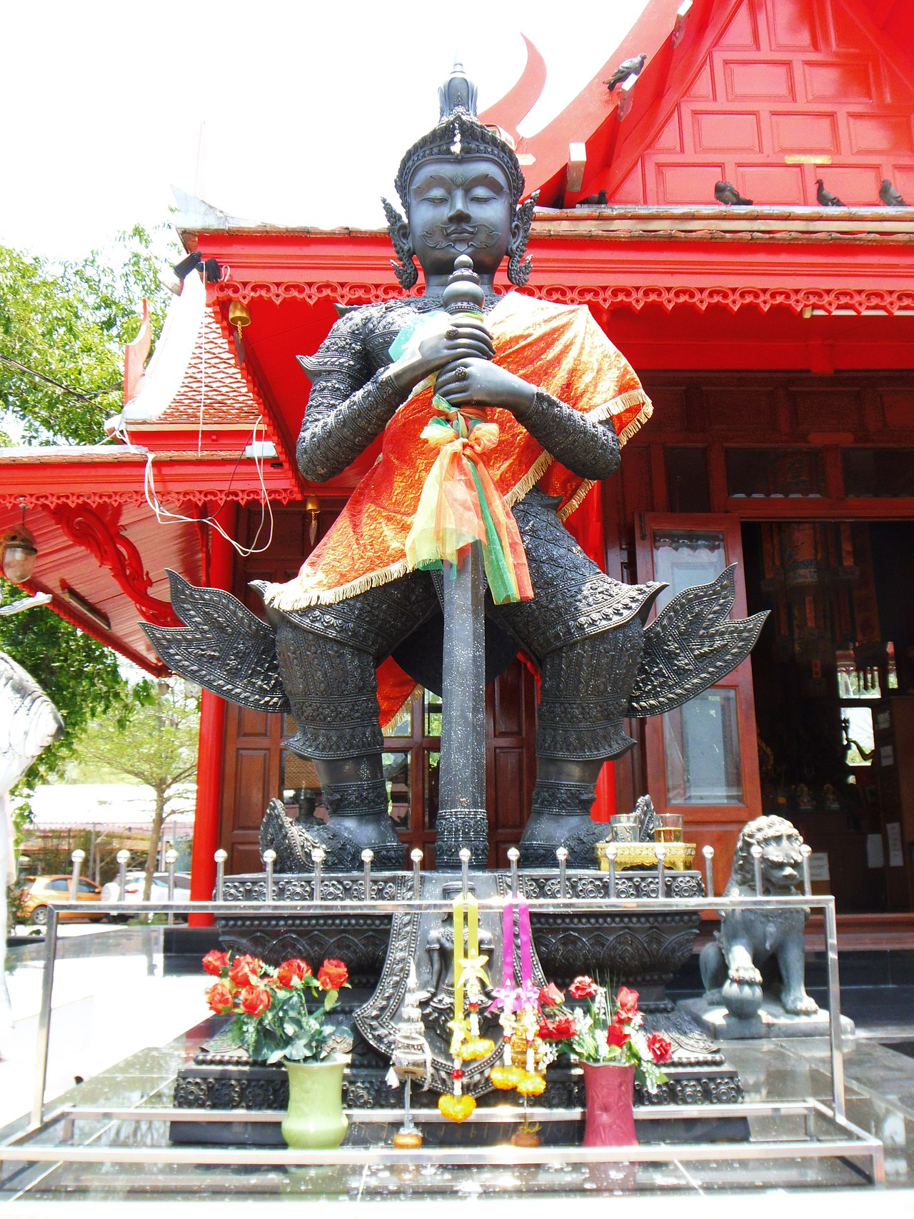 Thao Wessuwan (guardian-king of the yaksha) — This is a photo of a monument in Thailand identified by the ID
