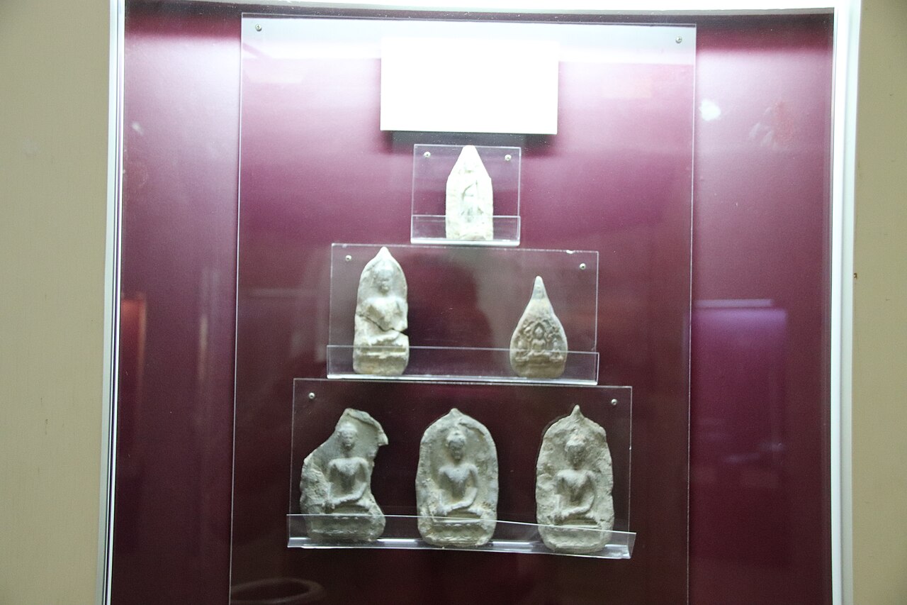 Phra Kru (cache-find amulet) — Museum of Sukhothai history, Sukhothai, Thailand. Complete indexed photo collection at WorldHistoryPics.com.
