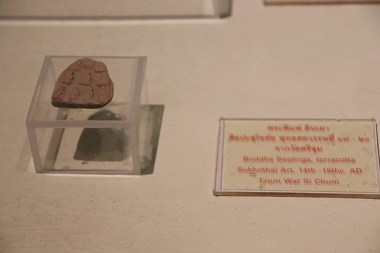 Phra Kru (cache-find amulet) — Museum of Sukhothai history, Sukhothai, Thailand. Complete indexed photo collection at WorldHistoryPics.com.