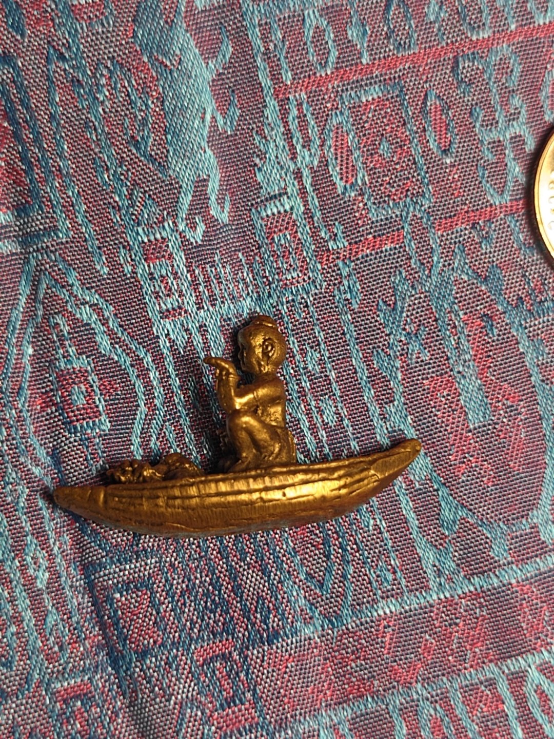 Gilt boat with a seated child, photograph 1