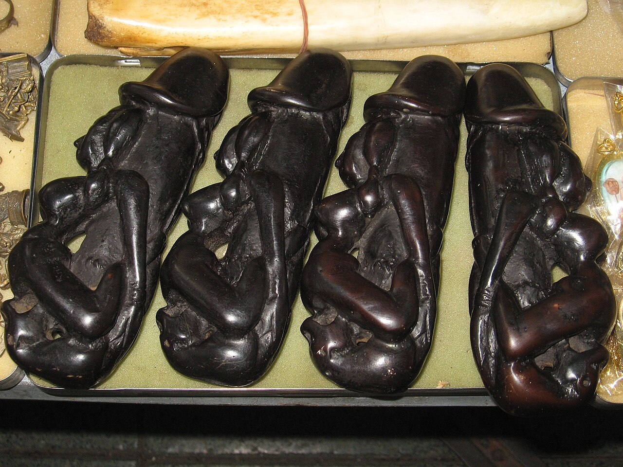 Palad khik (phallic waist charm) — Talisman_Market_Bangkok (16)