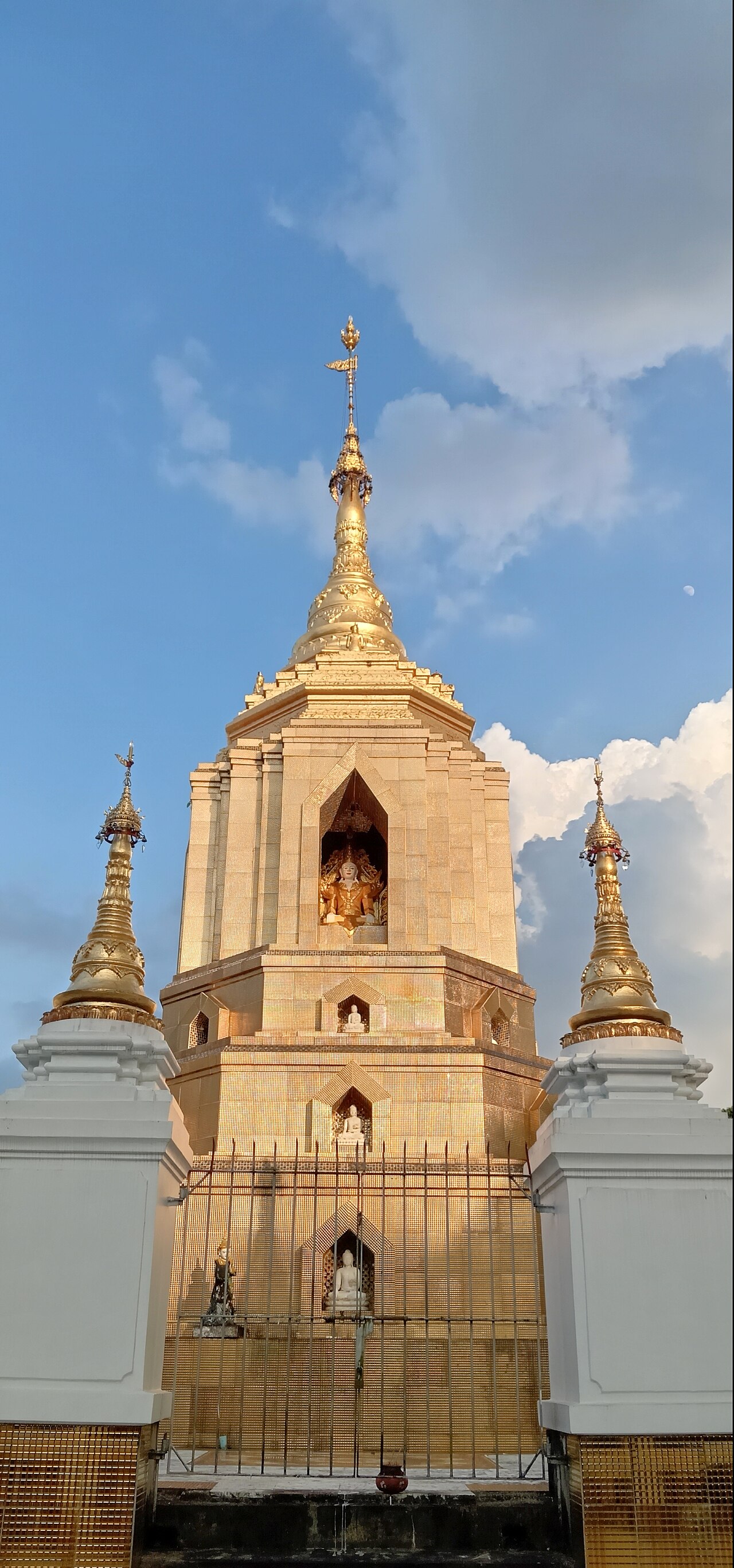 Bo Min Gaung image (weikza saint) — It is Dat Poung Su pagoda which belong to Burmese 'weizza' (wizard) Bo Min Gaung (aka) Aung Min Gaung. The pagoda is loc