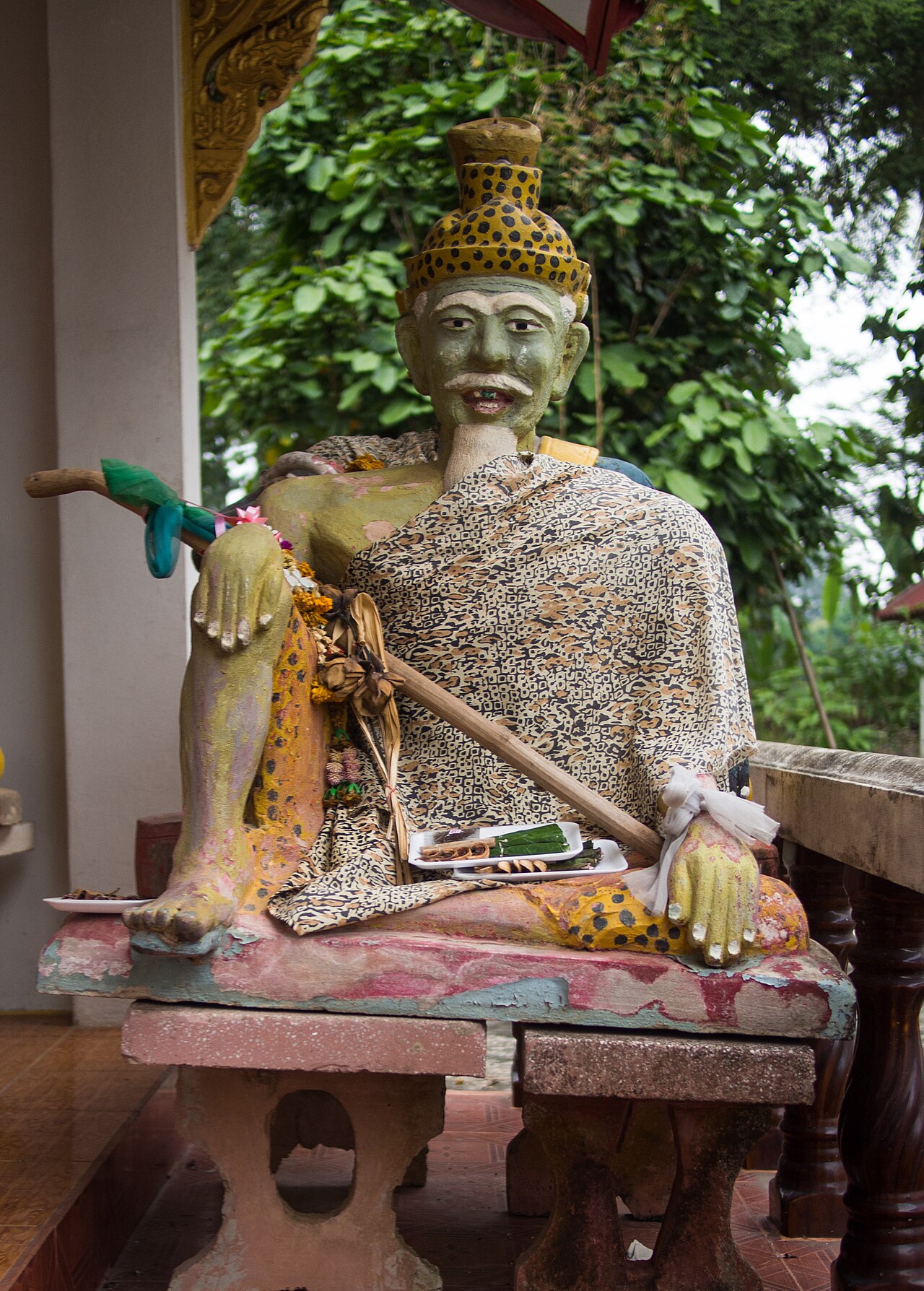 Phra Lersi figure (the hermit-teacher) — A statue of a ruesi (Thai script: ฤษี), a Thai hermit and/or mystic, in his usual attire, at Wat Suan Tan. Ruesi perform